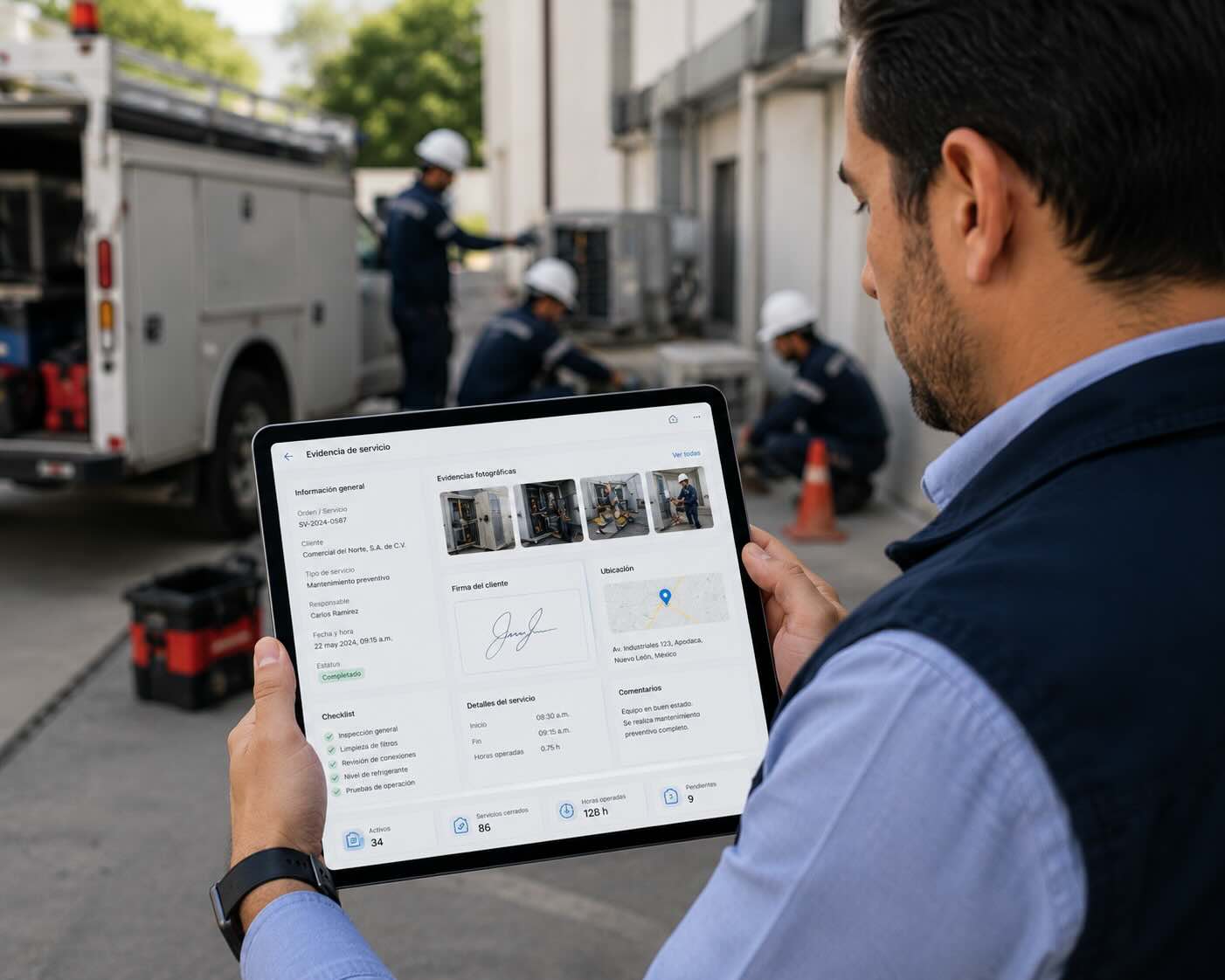 Supervisor revisando control operativo en campo